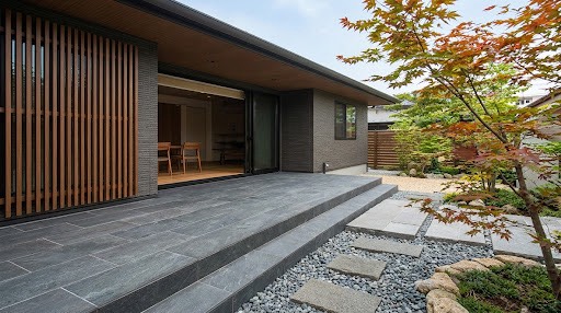 平屋住宅のリビング前に施工したグレーのタイルデッキと飛び石のアプローチ